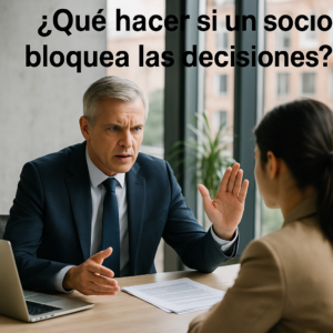 Un abogado mercantil conversa con una empresaria en una oficina luminosa, revisando documentos legales sobre un conflicto entre socios y cómo resolver un bloqueo en la toma de decisiones de la empresa.